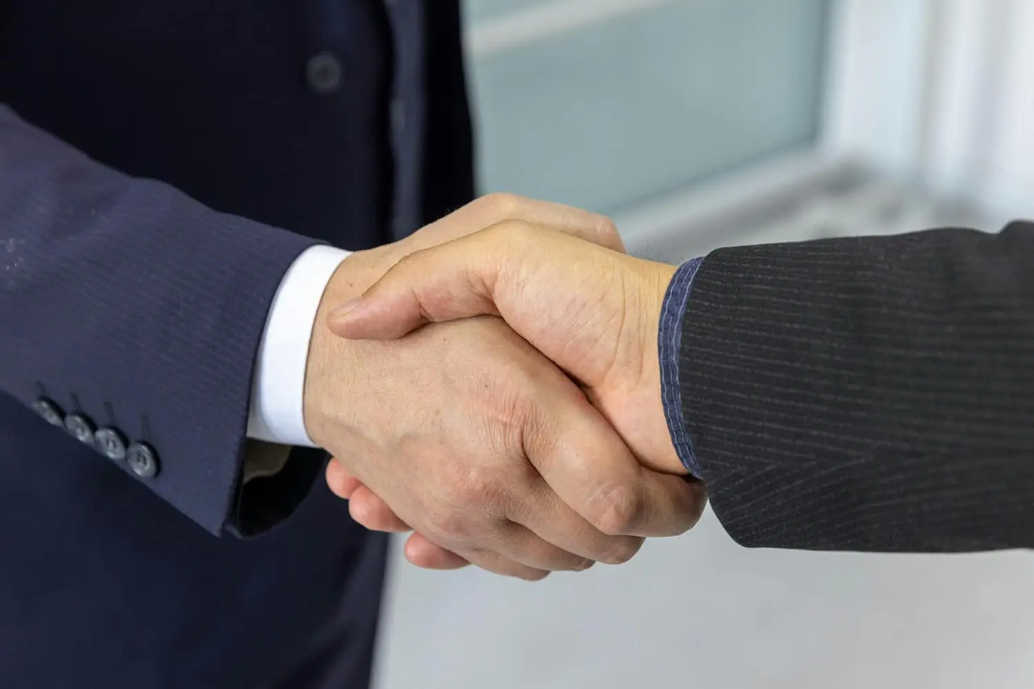 Partenariat de confiance entre l'expert ARÉAC et un client pour un projet de rénovation énergétique réussi.