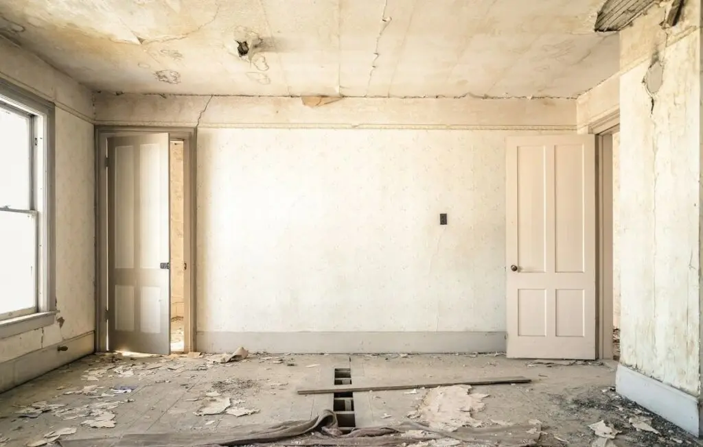 Pièce brute en attente de rénovation, illustrant l'importance de l'audit énergétique incitatif pour définir les travaux prioritaires.